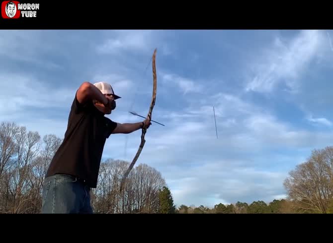 Video :An amazing archer displays his amazing abilities